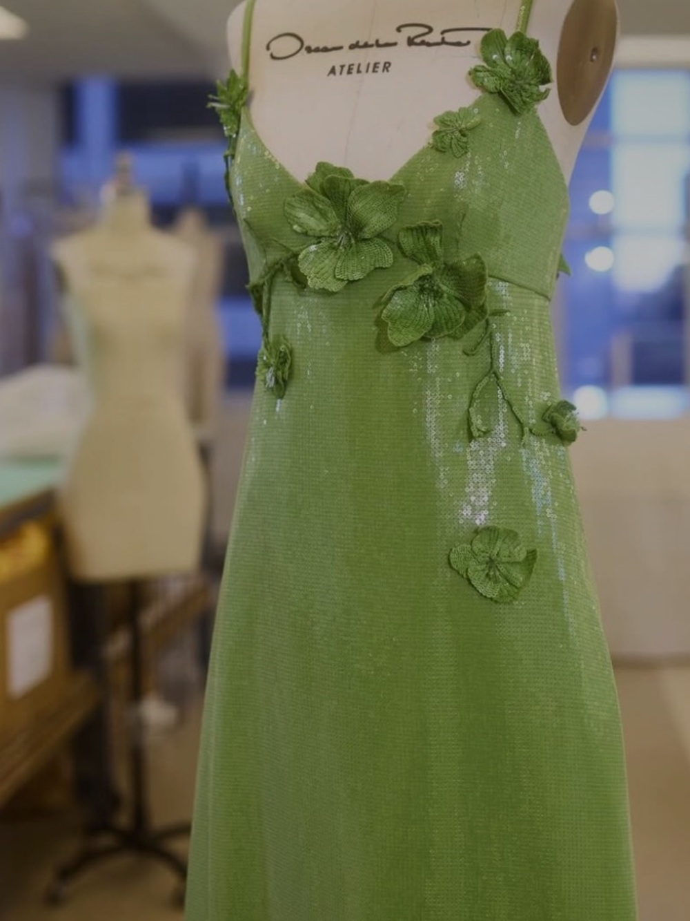 ISO OSCAR DE LA RENTA GREEN DRESS GOWN SIZE 2,4,6!!!! - Picture 2 of 2